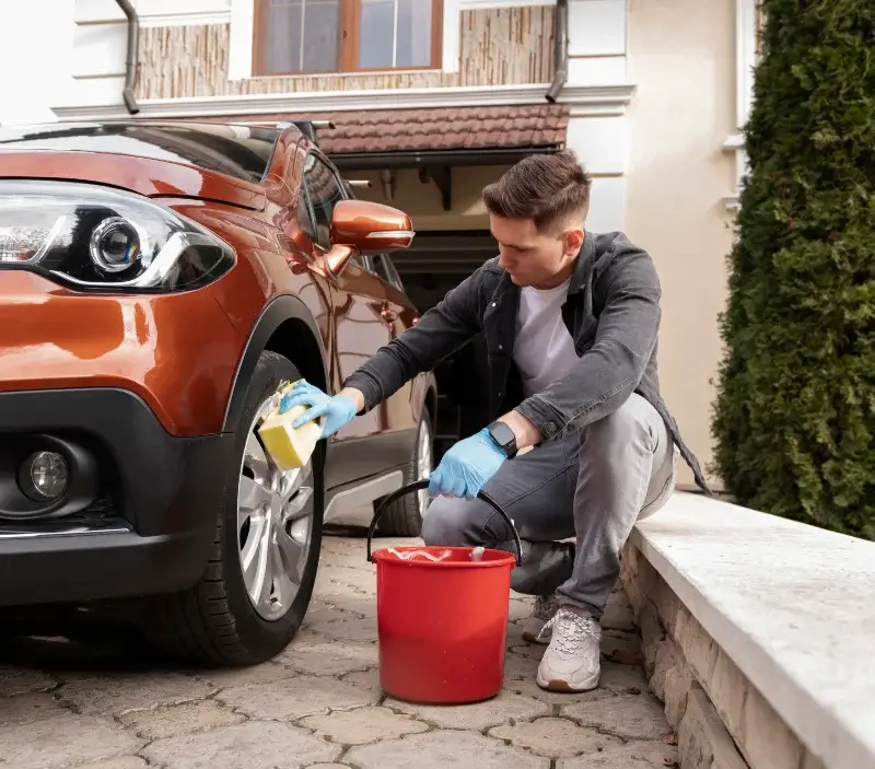 Lavage auto à domicile Colonne : professionnel intervenant sur un véhicule